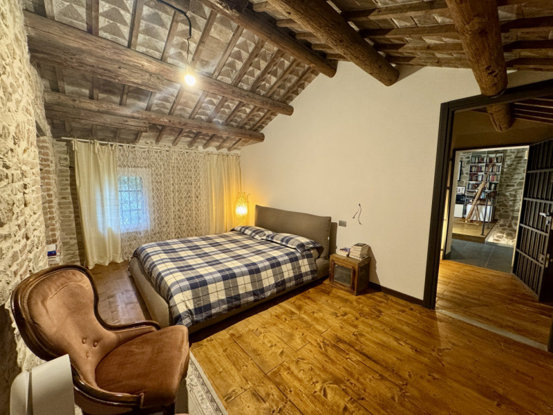 COMPOSIZIONE:
Proponiamo in vendita bellissimo rustico, completamente ristrutturato, armoniosamen...