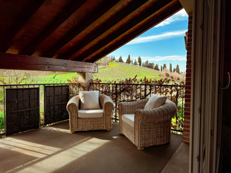 COMPOSIZIONE:
Proponiamo in vendita bellissimo rustico, completamente ristrutturato, armoniosamen...