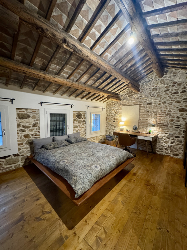 COMPOSIZIONE:
Proponiamo in vendita bellissimo rustico, completamente ristrutturato, armoniosamen...