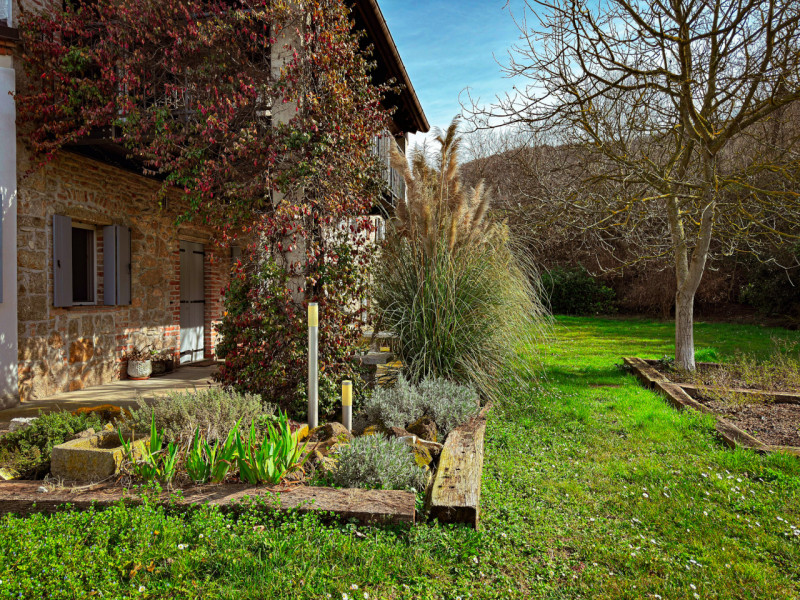 COMPOSIZIONE:
Proponiamo in vendita bellissimo rustico, completamente ristrutturato, armoniosamen...