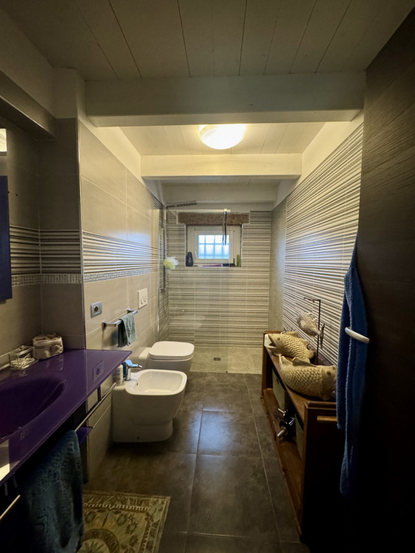 COMPOSIZIONE:
Proponiamo in vendita bellissimo rustico, completamente ristrutturato, armoniosamen...