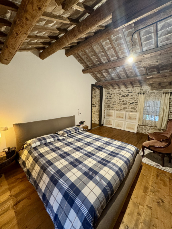 COMPOSIZIONE:
Proponiamo in vendita bellissimo rustico, completamente ristrutturato, armoniosamen...