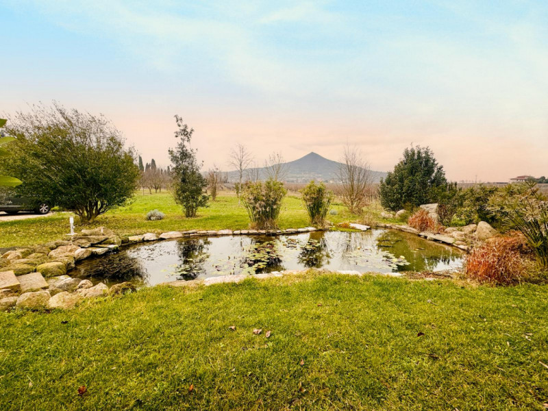 COMPOSIZIONE:
Proponiamo in vendita bellissimo rustico, completamente ristrutturato, armoniosamen...