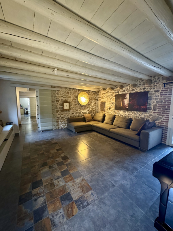 COMPOSIZIONE:
Proponiamo in vendita bellissimo rustico, completamente ristrutturato, armoniosamen...