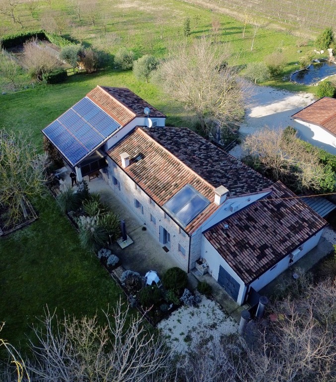 COMPOSIZIONE:
Proponiamo in vendita bellissimo rustico, completamente ristrutturato, armoniosamen...