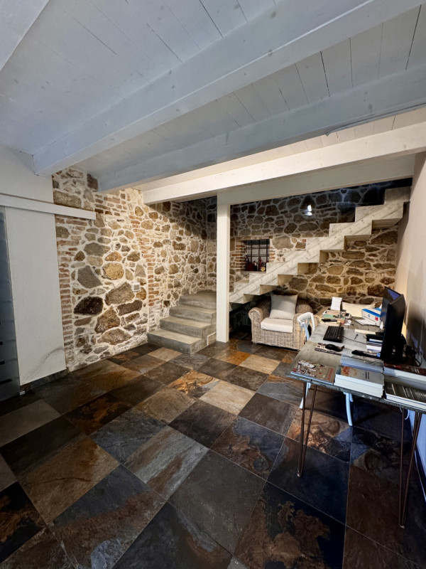 COMPOSIZIONE:
Proponiamo in vendita bellissimo rustico, completamente ristrutturato, armoniosamen...