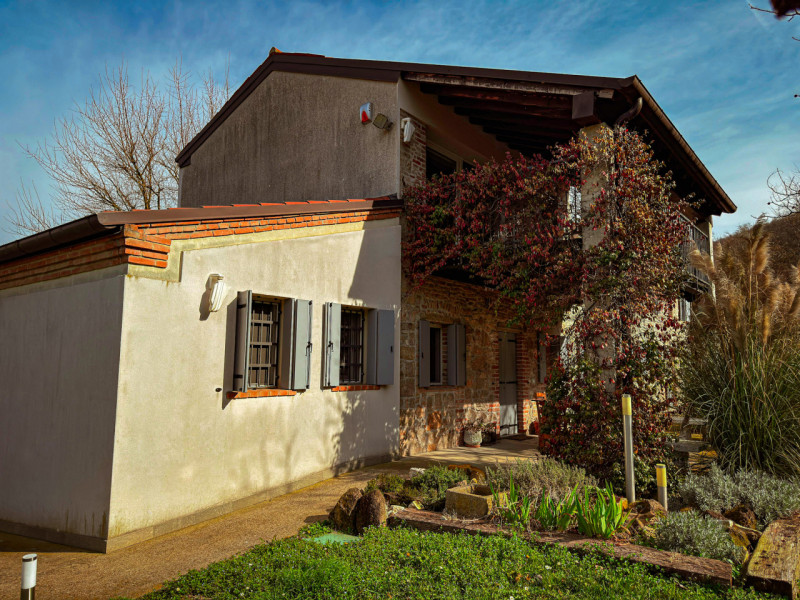 COMPOSIZIONE:
Proponiamo in vendita bellissimo rustico, completamente ristrutturato, armoniosamen...