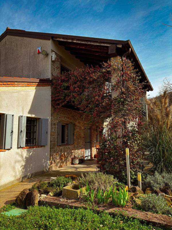 COMPOSIZIONE:
Proponiamo in vendita bellissimo rustico, completamente ristrutturato, armoniosamen...