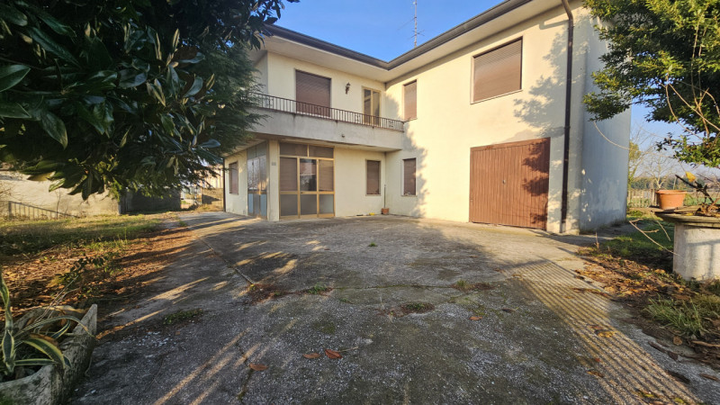 Nel comune di Bovolenta, al confine con Polverara, proponiamo casa singola con ampi spazi esterni...