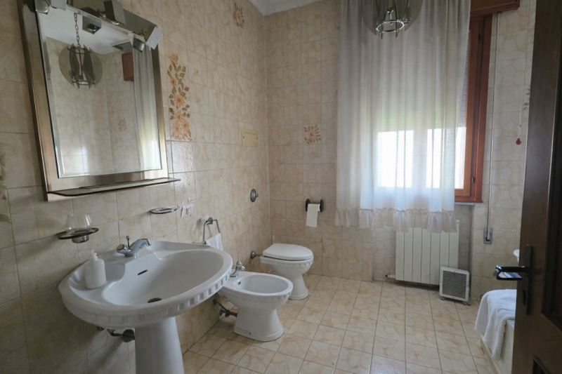 Nel comune di Bovolenta, al confine con Polverara, proponiamo casa singola con ampi spazi esterni...