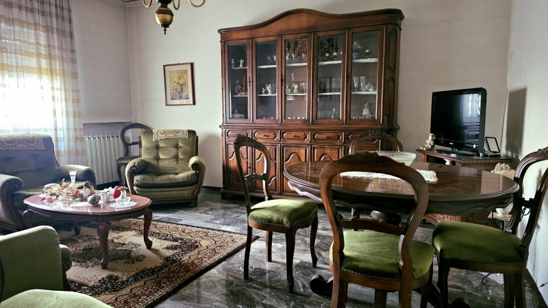 Nel comune di Bovolenta, al confine con Polverara, proponiamo casa singola con ampi spazi esterni...