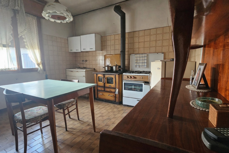 Nel comune di Bovolenta, al confine con Polverara, proponiamo casa singola con ampi spazi esterni...