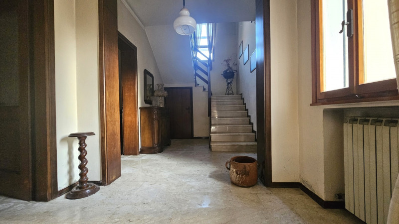 Nel comune di Bovolenta, al confine con Polverara, proponiamo casa singola con ampi spazi esterni...