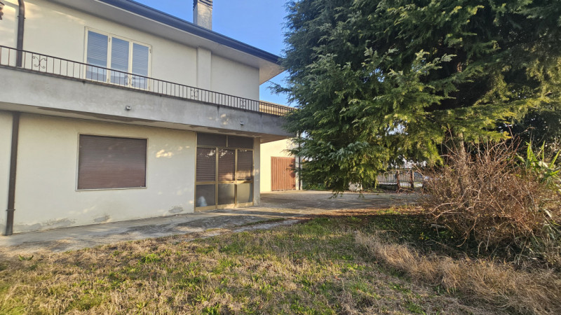 Nel comune di Bovolenta, al confine con Polverara, proponiamo casa singola con ampi spazi esterni...