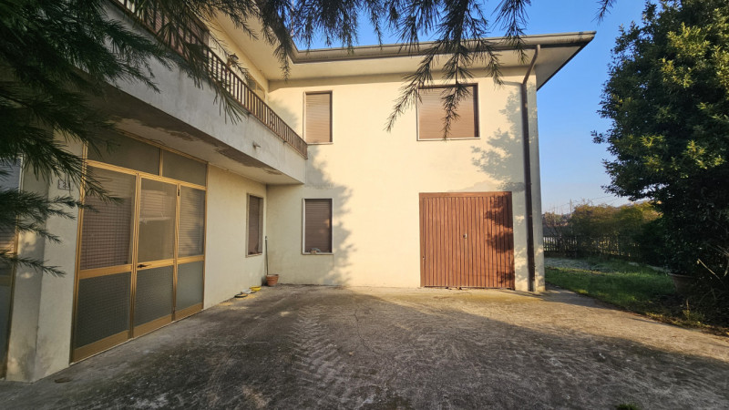 Nel comune di Bovolenta, al confine con Polverara, proponiamo casa singola con ampi spazi esterni...