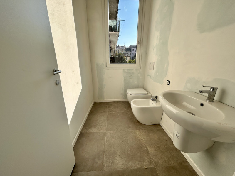 Se cerchi un angolo esclusivo a pochi passi dal centro storico di Vicenza, questo elegante appart...