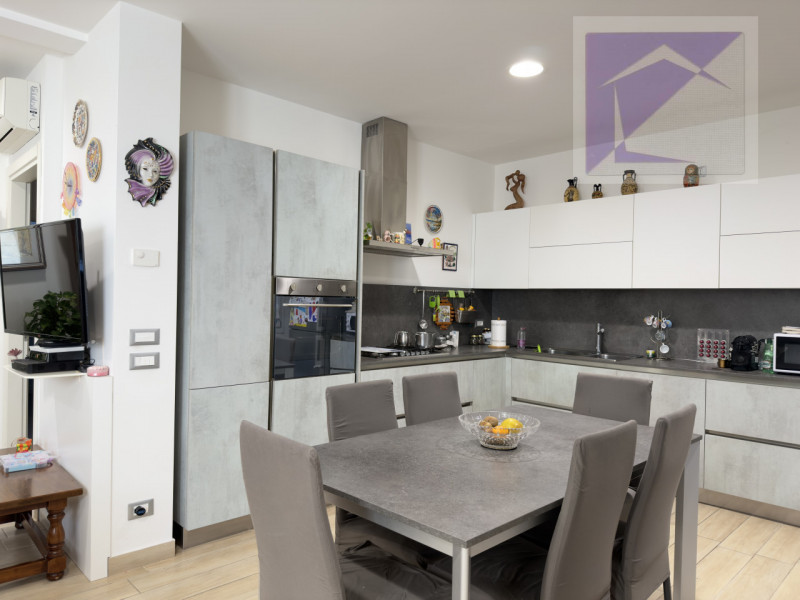 A brevissima distanza dalla spiaggia, appena 200 metri, proponiamo un appartamento al piano terra...