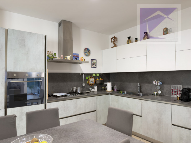 A brevissima distanza dalla spiaggia, appena 200 metri, proponiamo un appartamento al piano terra...