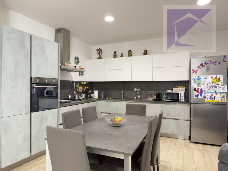 A brevissima distanza dalla spiaggia, appena 200 metri, proponiamo un appartamento al piano terra...