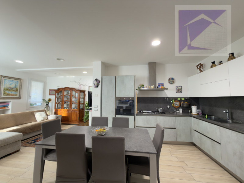 A brevissima distanza dalla spiaggia, appena 200 metri, proponiamo un appartamento al piano terra...