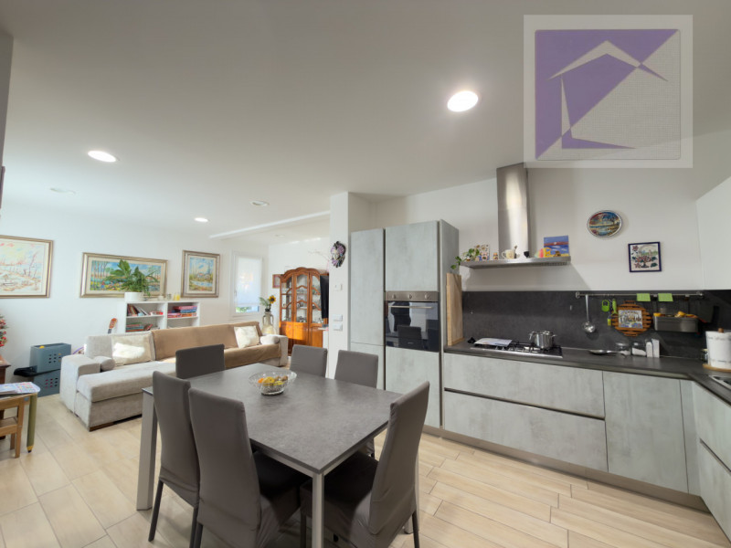 A brevissima distanza dalla spiaggia, appena 200 metri, proponiamo un appartamento al piano terra...