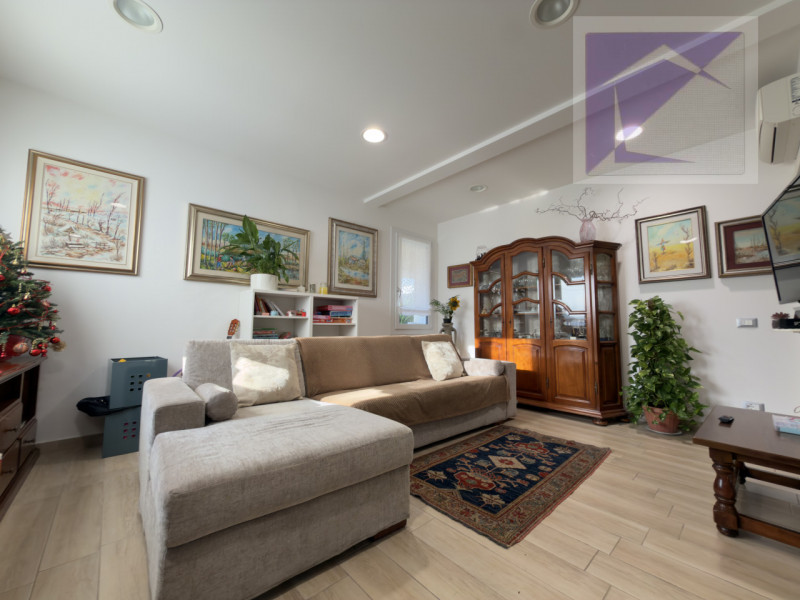 A brevissima distanza dalla spiaggia, appena 200 metri, proponiamo un appartamento al piano terra...