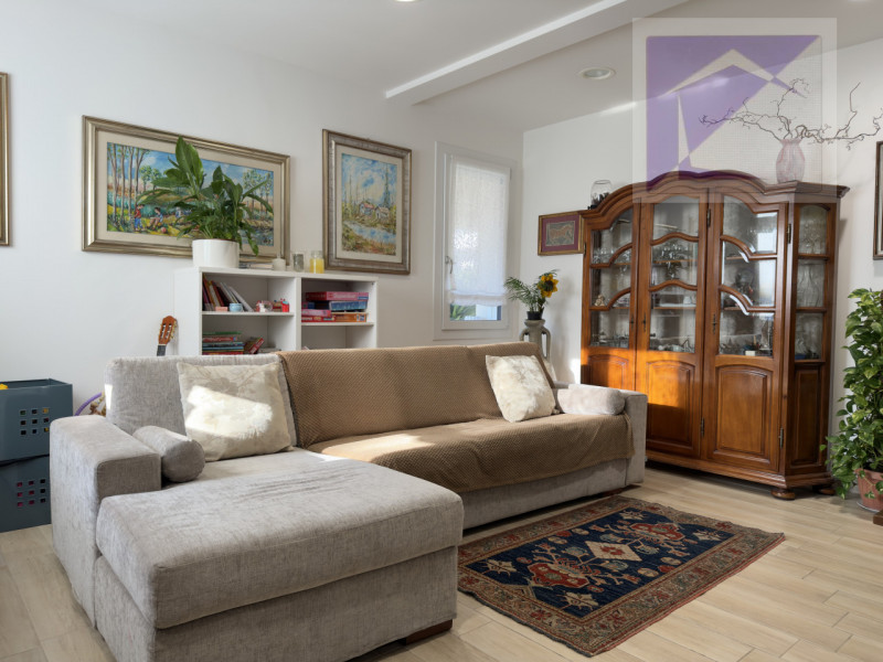 A brevissima distanza dalla spiaggia, appena 200 metri, proponiamo un appartamento al piano terra...