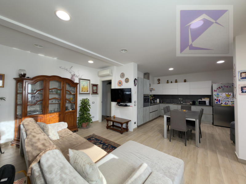 A brevissima distanza dalla spiaggia, appena 200 metri, proponiamo un appartamento al piano terra...