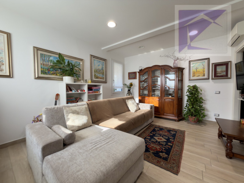 A brevissima distanza dalla spiaggia, appena 200 metri, proponiamo un appartamento al piano terra...