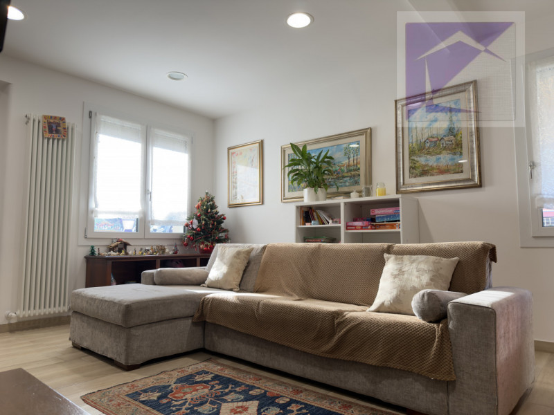 A brevissima distanza dalla spiaggia, appena 200 metri, proponiamo un appartamento al piano terra...