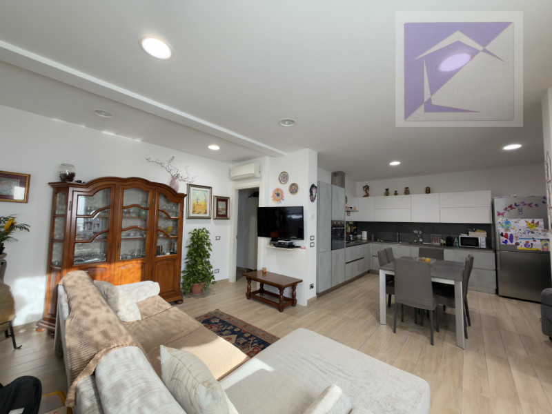 A brevissima distanza dalla spiaggia, appena 200 metri, proponiamo un appartamento al piano terra...