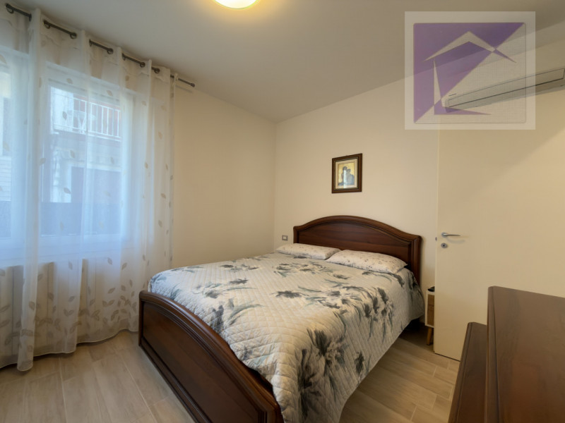 A brevissima distanza dalla spiaggia, appena 200 metri, proponiamo un appartamento al piano terra...