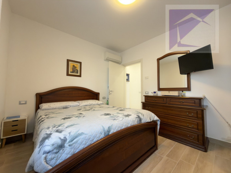 A brevissima distanza dalla spiaggia, appena 200 metri, proponiamo un appartamento al piano terra...