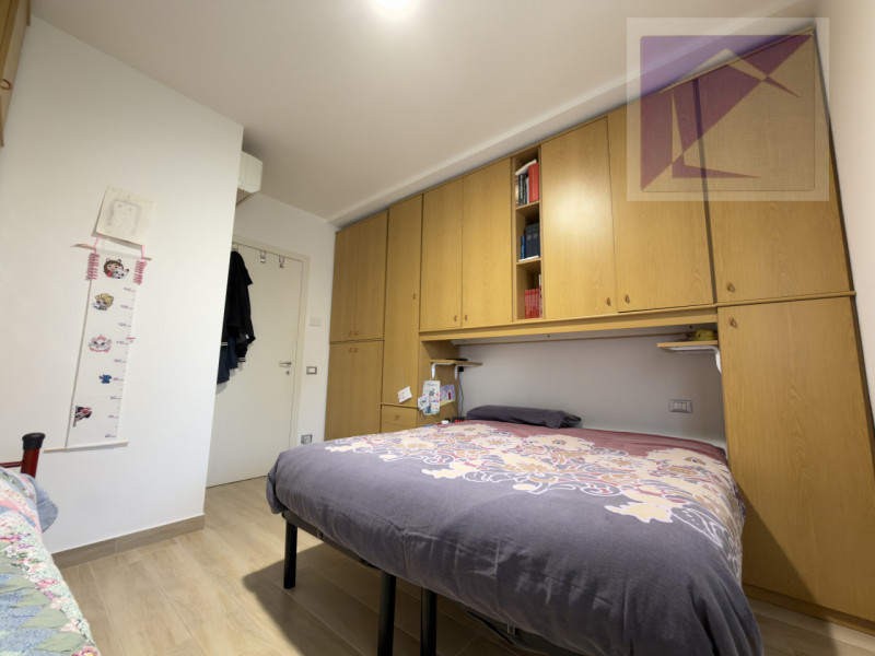 A brevissima distanza dalla spiaggia, appena 200 metri, proponiamo un appartamento al piano terra...