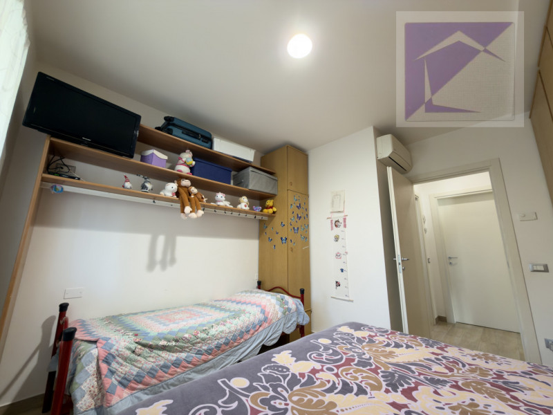 A brevissima distanza dalla spiaggia, appena 200 metri, proponiamo un appartamento al piano terra...