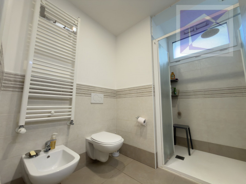 A brevissima distanza dalla spiaggia, appena 200 metri, proponiamo un appartamento al piano terra...