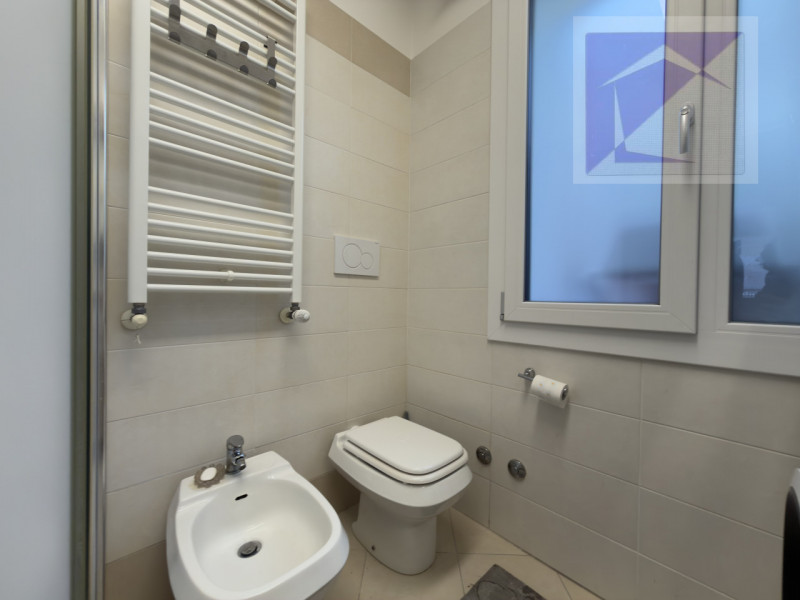 A brevissima distanza dalla spiaggia, appena 200 metri, proponiamo un appartamento al piano terra...