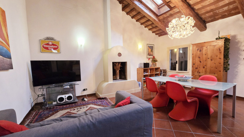 Proponiamo in vendita elegante appartamento trilocale provvisto di ingresso privato al primo pian...