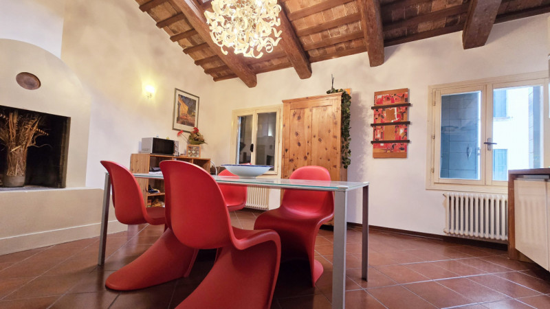 Proponiamo in vendita elegante appartamento trilocale provvisto di ingresso privato al primo pian...