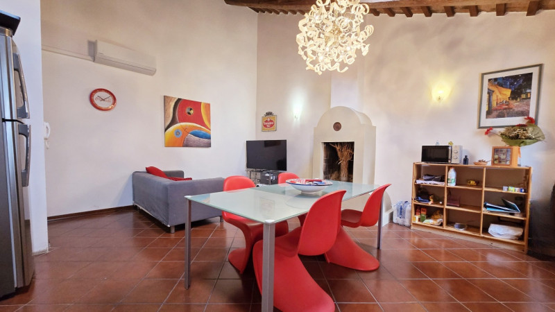 Proponiamo in vendita elegante appartamento trilocale provvisto di ingresso privato al primo pian...