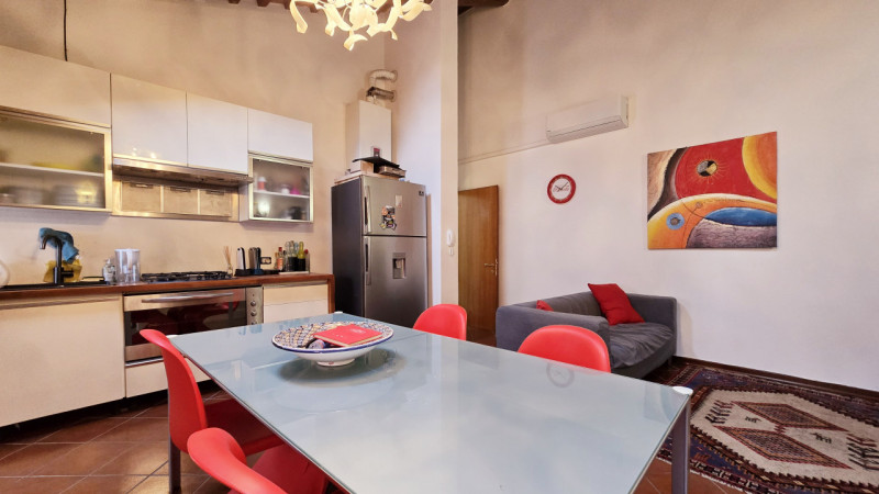 Proponiamo in vendita elegante appartamento trilocale provvisto di ingresso privato al primo pian...