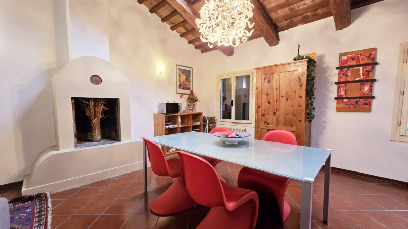 Proponiamo in vendita elegante appartamento trilocale provvisto di ingresso privato al primo pian...