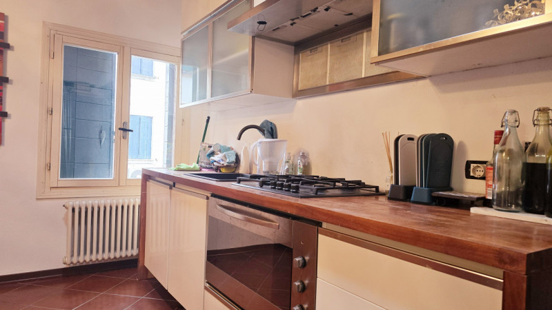 Proponiamo in vendita elegante appartamento trilocale provvisto di ingresso privato al primo pian...