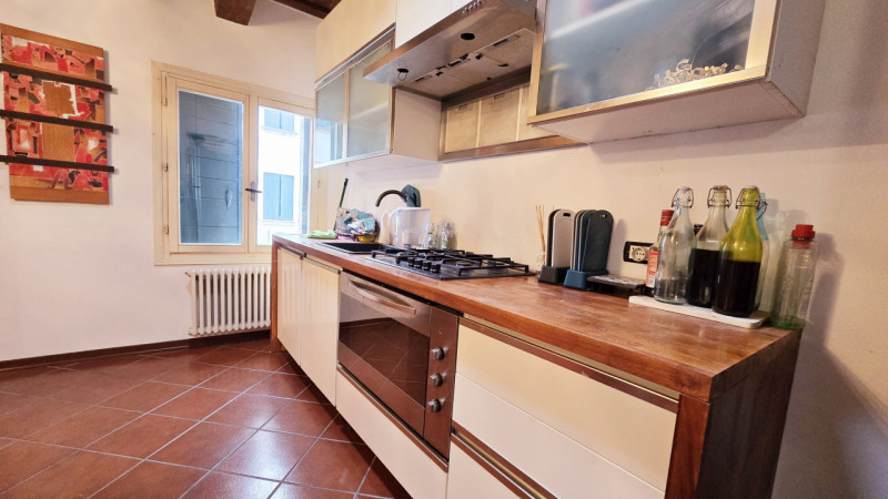 Proponiamo in vendita elegante appartamento trilocale provvisto di ingresso privato al primo pian...