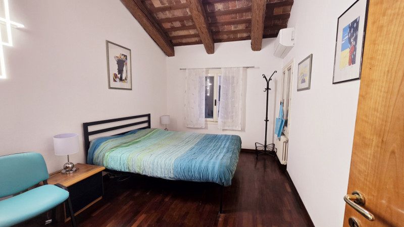 Proponiamo in vendita elegante appartamento trilocale provvisto di ingresso privato al primo pian...