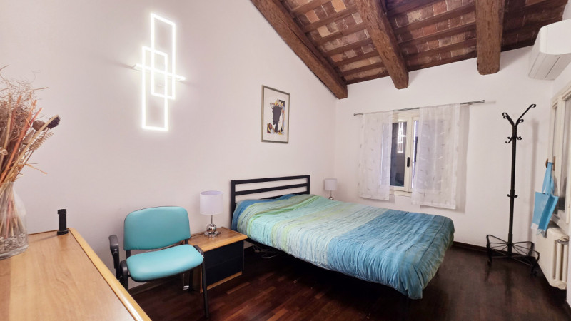 Proponiamo in vendita elegante appartamento trilocale provvisto di ingresso privato al primo pian...