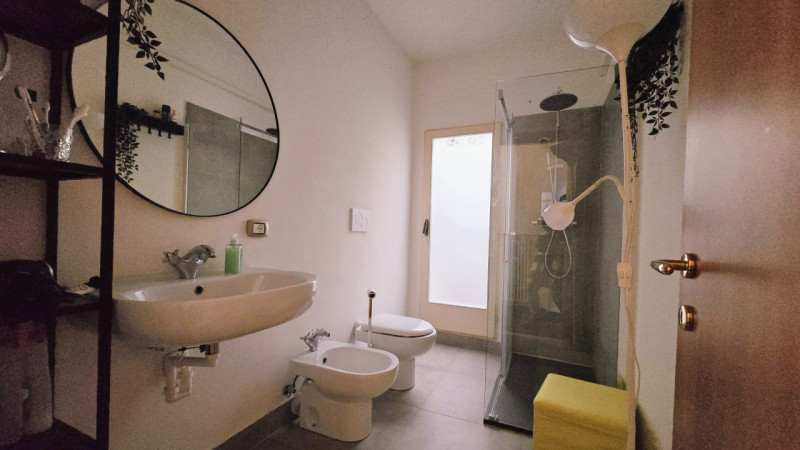 Proponiamo in vendita elegante appartamento trilocale provvisto di ingresso privato al primo pian...