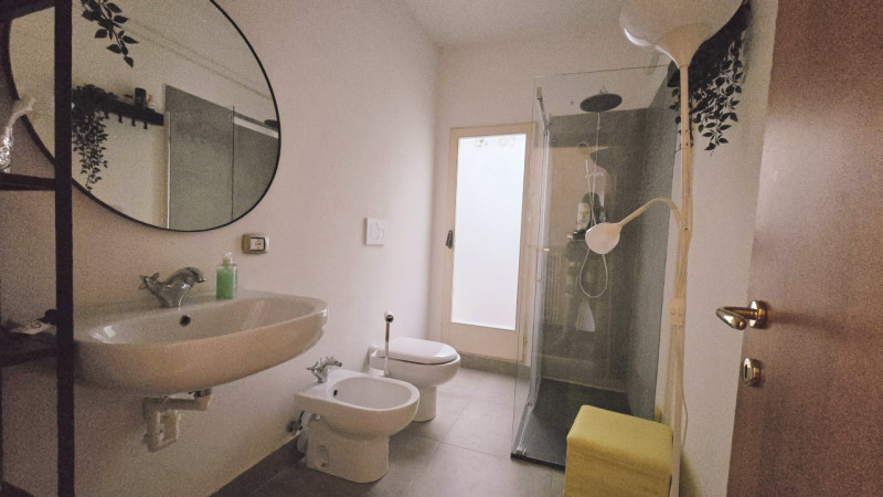 Proponiamo in vendita elegante appartamento trilocale provvisto di ingresso privato al primo pian...