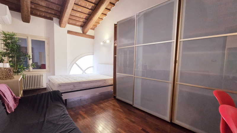 Proponiamo in vendita elegante appartamento trilocale provvisto di ingresso privato al primo pian...