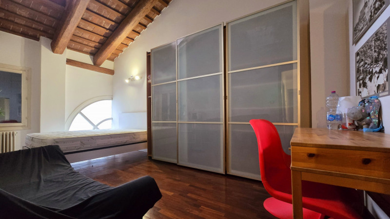 Proponiamo in vendita elegante appartamento trilocale provvisto di ingresso privato al primo pian...